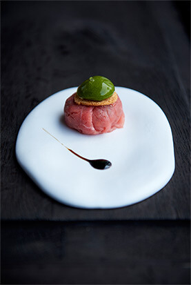 Palet de tartare de bœuf méditerranéen, bulle de basilic