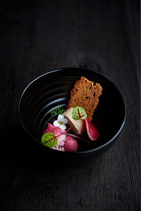 Foie d'oie, crème de pignons de pin, mousse de foies de volaille, meringue à la Lindemans Kriek, radis rouge